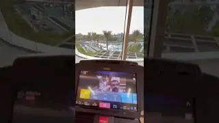 Хороший тренажёрный зал с видом на бассейн 