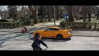 Istrčao iz Mustanga da pomogne invalidu u kolicima