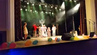 Дима и Аня поют песню.