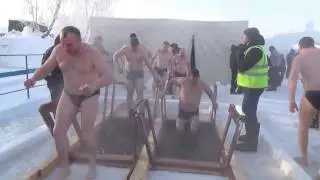 Зимой в прорубь ! Крещенская купель в Омске !