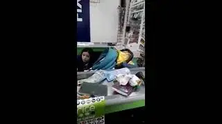Поймали воровку на кассе. Жесть!!!