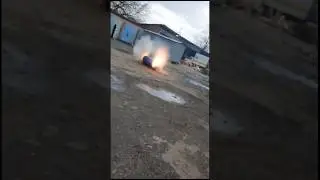 Fpc629 Петарда Super Cobra против 200 литровой бочки. Осторожно много мата 18+ 