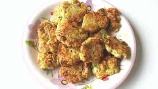 Zucchini pancakes with cottage cheese.