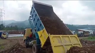 mobil Dump truk Mitsubishi canter lagi langsir tanah