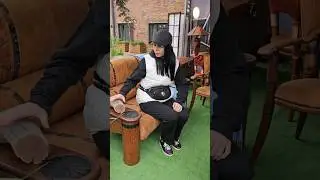 Диван с массивными ножками из необычного материала, но какого?