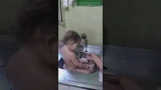 Minha sobrinha tomando banho bica