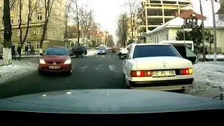 Таксист высаживает пассажиров не оглядываясь на других