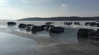 Вот почему не следует устраивать парковку на замершем озере (штат Висконсин, США)