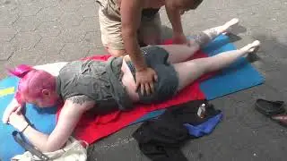 Luodong  spiritual massage for a girl on a city street  精神按摩