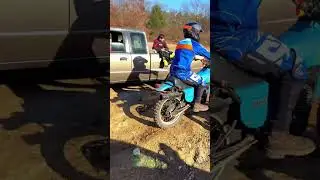 Kickstarting a 1977 Yamaha IT400 Dirt Bike #motorcycle #dirtbike #yamaha #offroad #kickstart