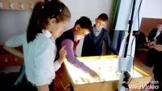 Я и мои друзья рисуют песком. А класс.