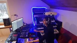 Live jam #yamahamodx6 #yamahaRY30 #korgminilogue #korgms2000 #arturiamicrofreak #livesynthjam