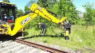 Бурение лунок в грунте, JCB