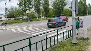 Пешеходы на новом светофоре по вызову на ул. Карбышева, 59 (05.05.23)