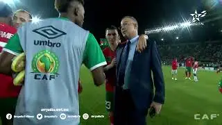 🎥 | عند نهاية المباراة رئيس الجامعة الملكية المغربية لكرة القدم‫ #فوزي_لقجع‬ ينضم للاعبين