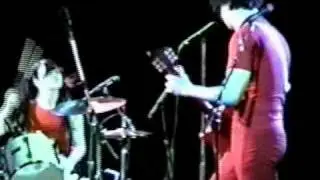 19. The White Stripes - Hello Operator Pomona 2002.avi
