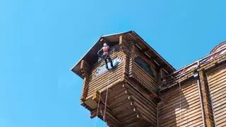 Залез на стену музея ,,Золотые Ворота 