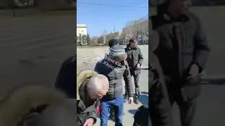 Российские войска расстреляли мирный митинг за Украину в оккупированном Херсоне. Раненый.