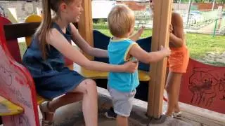 Маленький Алекс гуляет с девчонками, Alex is walking with the girls
