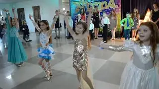 Дефиле детей в вечерних нарядах