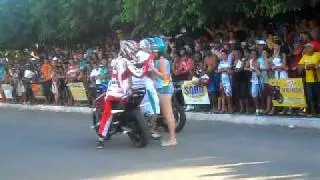 as meninas de sao domingos na garupa  da agitaçao moto show