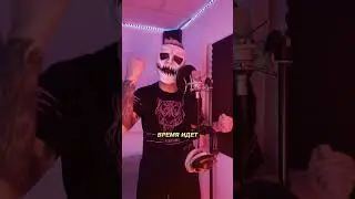 Осторожно! Парень в маске раздаёт под мощный бит!  