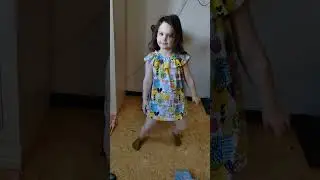 Девочка танцует 💃 #дети #дочки #погодки #семейныйвлог #сестры