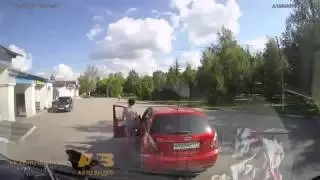 Девушка заехала в гараж. Приколы