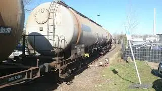 Грузовой поезд на переезде.