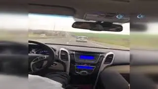 Makas atan otomobilin bariyerlere girme anı kameraya yansıdı