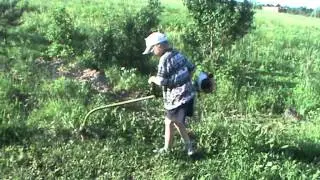 Ребенок показывает мастер-класс работы бензокосой STIHL