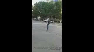 Паренёк слушает Экстремальный приёмник и ждёт автобус