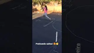 O que fazer com as crianças em casa? Que tal ir pra rua brincar de Salto em distância? 😁😀 #brincar