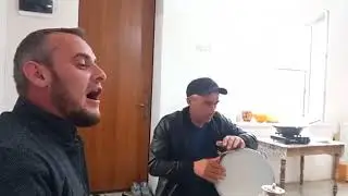 Муслим поет …..