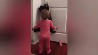 КОТ УЧИТ МАЛЕНЬКОГО РЕБЕНКА КАК ОТКРЫВАТЬ ДВЕРЬ!!!!!!!!!!!!!