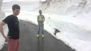 Саша прыгает в сугроб. Швейцария