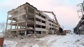 Демонтаж стеновых панелей экскаватором разрушителем