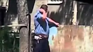 Пьяный гаишник ссыт в центре Воронежа