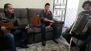 Leonito volta ao trio parada dura  .