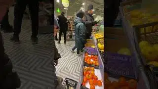 Профессор и Иваныч затариваются. 