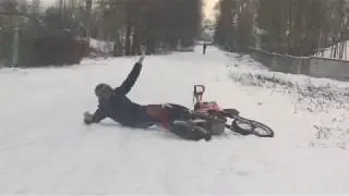 Зимой весело, хотя бы падать)