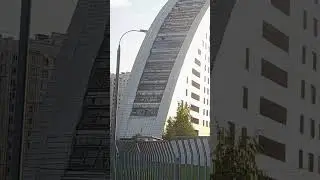 окна в здании дугой