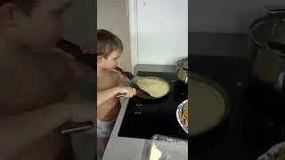 Саша жарит блины(2)