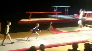 Accro : Mon Rondade flip salto groupé sur piste gonflable
