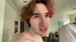 Я сломал палец! Толя сломал стол :(