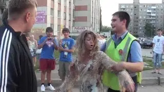 В Кемерово пьяная мамаша и сын подрались с полицейскими