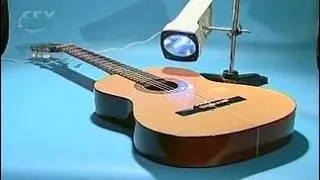Experiments in physics. The wavering body as a source of sound: the sound of a guitar string