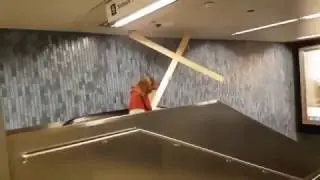 Иисус застрял на эскалаторе в метро.