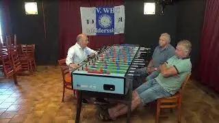 AAN DE TAFELVOETBALTAFEL MET FREEK GOUDBEEK EN GERARD VAN BOVEN