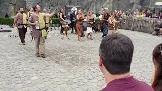 Le groupe de musicien Rhesus et leurs cracheurs de feux